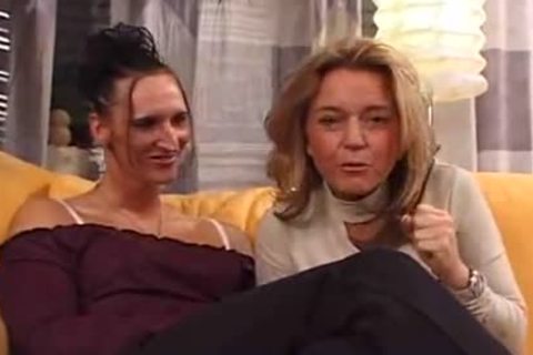 Tall tranny Inserts Into Her wazoo